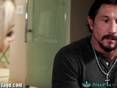 Молоденькая Madelyn Monroe сделала мужчине Нуру массаж и минет