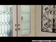 Латинская девка Adrianna Luna делает минет и дрочит член в душе