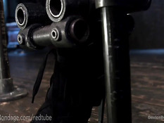 К телу связанной блондинки прицепили прищепки и облили воском