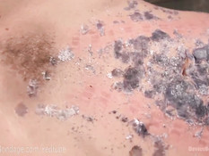 К телу связанной блондинки прицепили прищепки и облили воском