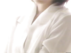 Японскую девку в чёрном белье связывают и снимают фотоаппаратом