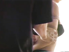 Японскую девку в чёрном белье связывают и снимают фотоаппаратом