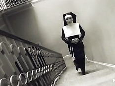 Грешная монахиня лижет киску сестре и отсасывает хуй священнику