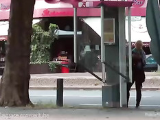 Светловолосых шлюшек Mona Wales и Laela Pryce водят на поводке