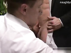 Три солидных джентльмена занялись гей сексом прямо в приёмной