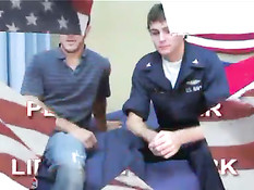 Два американских гея вместе дрочили члены и ебались на кровати