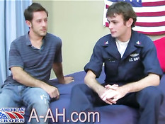 Два американских гея вместе дрочили члены и ебались на кровати