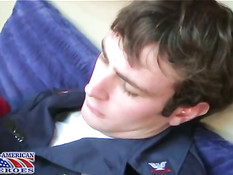 Два американских гея вместе дрочили члены и ебались на кровати