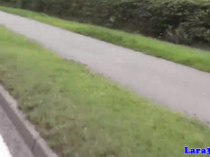 Велосипедист оттрахал в попу британскую тётку с волосатой пиздой