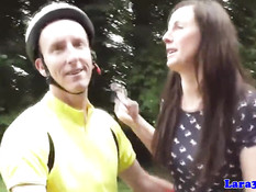 Велосипедист оттрахал в попу британскую тётку с волосатой пиздой