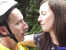 Велосипедист оттрахал в попу британскую тётку с волосатой пиздой