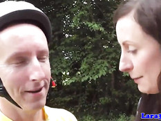 Велосипедист оттрахал в попу британскую тётку с волосатой пиздой