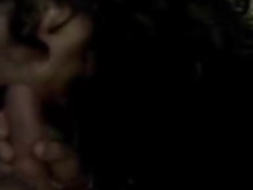 Азиатская домохозяйка с закрытыми глазами отсасывает мужику хуй