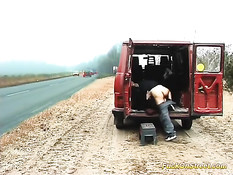 Водитель остановил микроавтобус на обочине и оттрахал брюнетку