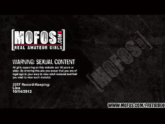 Блондинка раздевается и мастурбирует на заднем сиденье в машине