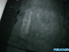 Он выебал незнакомую очкастую блондинку на лестничном пролёте