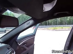 Молодая русская шалава Foxy Di отсасывает и ебётся в автомобиле