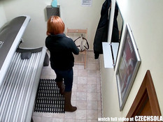 Подсматривание в солярии за сиськастой рыжей чешской девчонкой