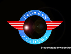 Он отлизал клитор молодой девчонке и оттрахал во дворе на вилле