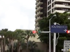 Парень ебёт в движущемся лимузине Phoenix Marie и Diamond Kitty