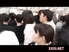 Мужик трётся об азиатскую девку в колготках в тесном вагоне метро