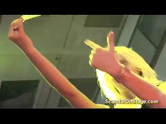 Светловолосая стриптизёрша раздевается перед мужиком на сцене