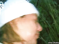 Итальянская блондинка отсасывает и дрочит в кинотеатре и в лесу