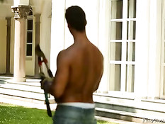 Возбуждённая блондинка Nathaly Cherie ебётся с парнем на поляне