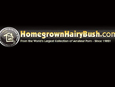 Молодой человек трахает на кровати подружку с небритой пиздой