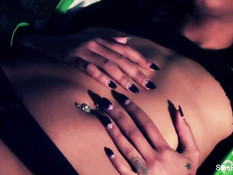 Мулатка Skin Diamond зажимает клитор прищепкой и ебёт фаллосом