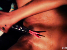 Мулатка Skin Diamond зажимает клитор прищепкой и ебёт фаллосом