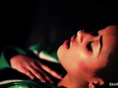 Мулатка Skin Diamond зажимает клитор прищепкой и ебёт фаллосом