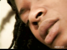 Молодые чернокожие лесбияночки страстно целуются и лижут киски