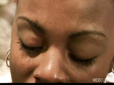 Молодые чернокожие лесбияночки страстно целуются и лижут киски