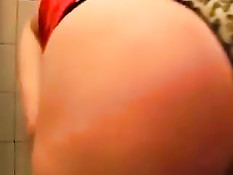 Зрелая русская любительница в ванне мастурбирует письку душем