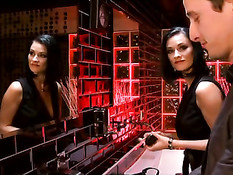 Грудастая француженка Claire Castel трахается в туалете ресторана