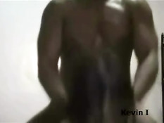 Чёрный мужик в домашнем порно ебёт раком свою азиатскую девку