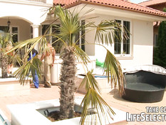 Парни занимались групповым сексом с блондиночкой и брюнеточкой