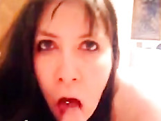 Девушка с удовольствием отсасывает и дрочит хуй своему приятелю