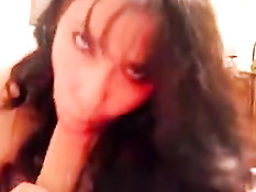 Девушка с удовольствием отсасывает и дрочит хуй своему приятелю