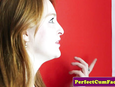 Парень заливает спермой лица двух молодых подруг на сеансе йоги