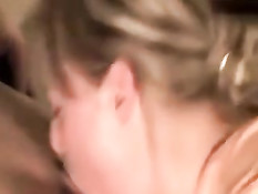 Девушка со светлыми волосами сосёт бритый член и получает сперму