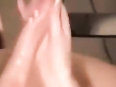 Девушка со светлыми волосами сосёт бритый член и получает сперму