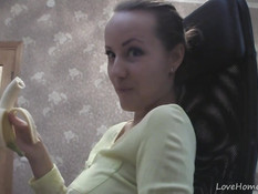 Симпатичная девка кушает и отсасывает банан в онлайн порно чате