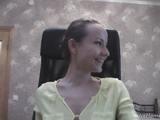 Симпатичная девка кушает и отсасывает банан в онлайн порно чате