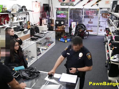 Девчонка в очках отсасывает и трахается раком с парнем в офисе