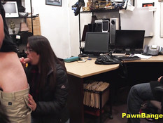 Девчонка в очках отсасывает и трахается раком с парнем в офисе