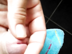 Голубой мужчина дрочит свой член и снимает на мобильный телефон