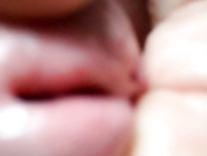 Голубой мужчина дрочит свой член и снимает на мобильный телефон