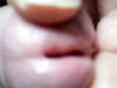 Голубой мужчина дрочит свой член и снимает на мобильный телефон